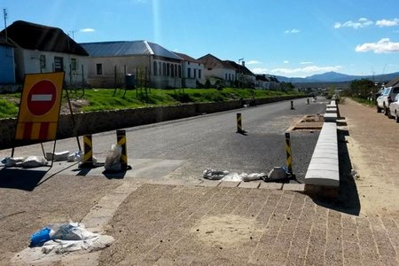 Blokkiesplaveisel en teerwerke in Elim